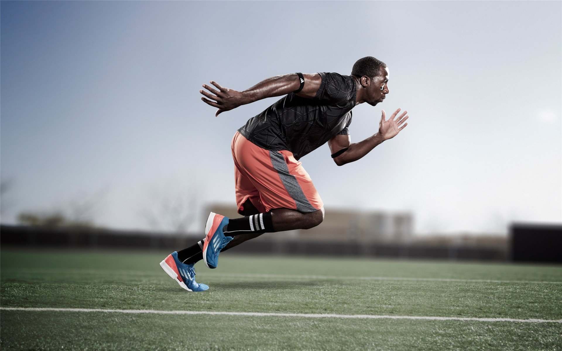 中菲双方在马尼拉举办友谊日体育节，旨在通过体育赛事增进两国人民之间的友谊。